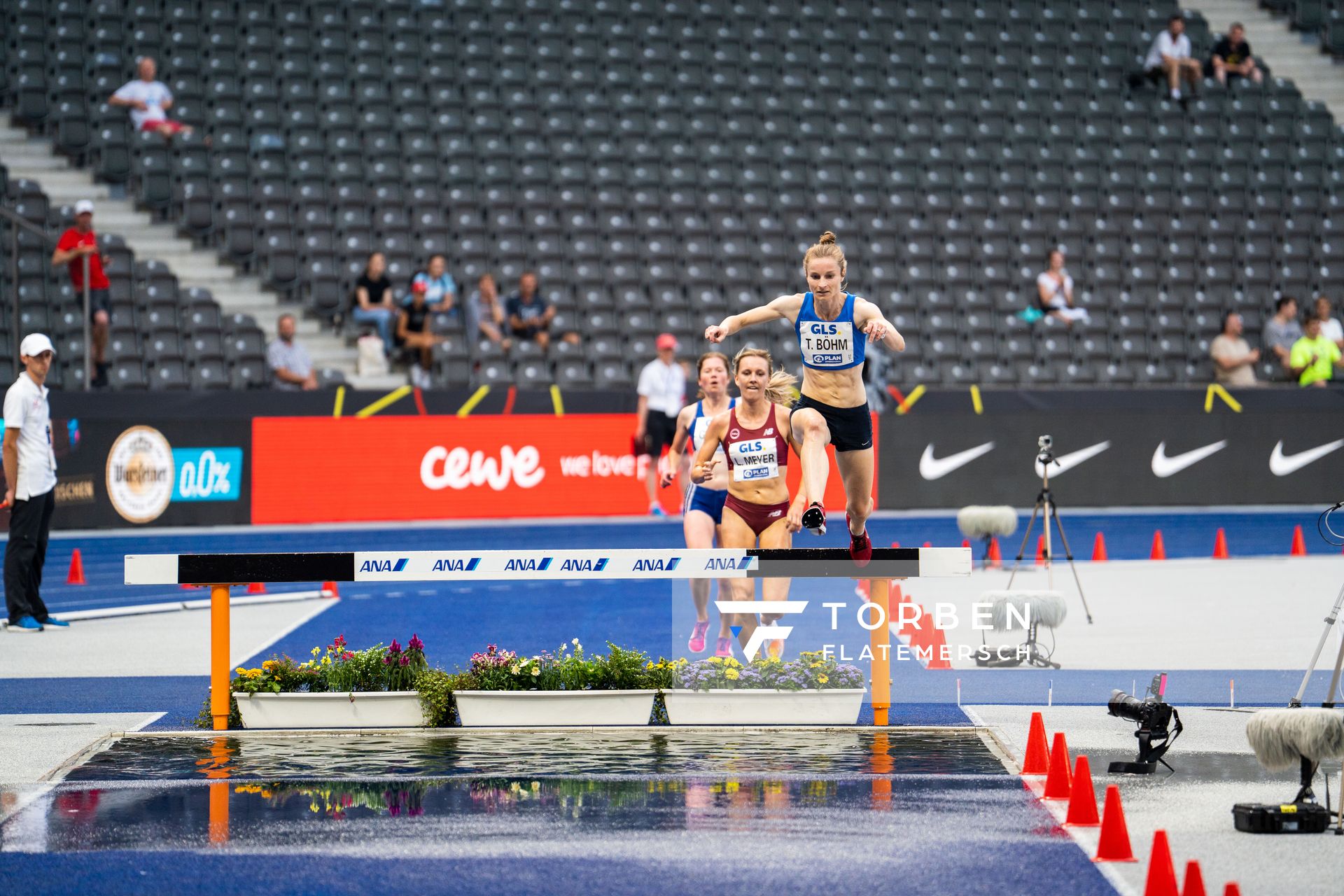 Tina Boehm (OTB Osnabrueck) ueber 3000m Hindernis waehrend der deutschen Leichtathletik-Meisterschaften im Olympiastadion am 25.06.2022 in Berlin